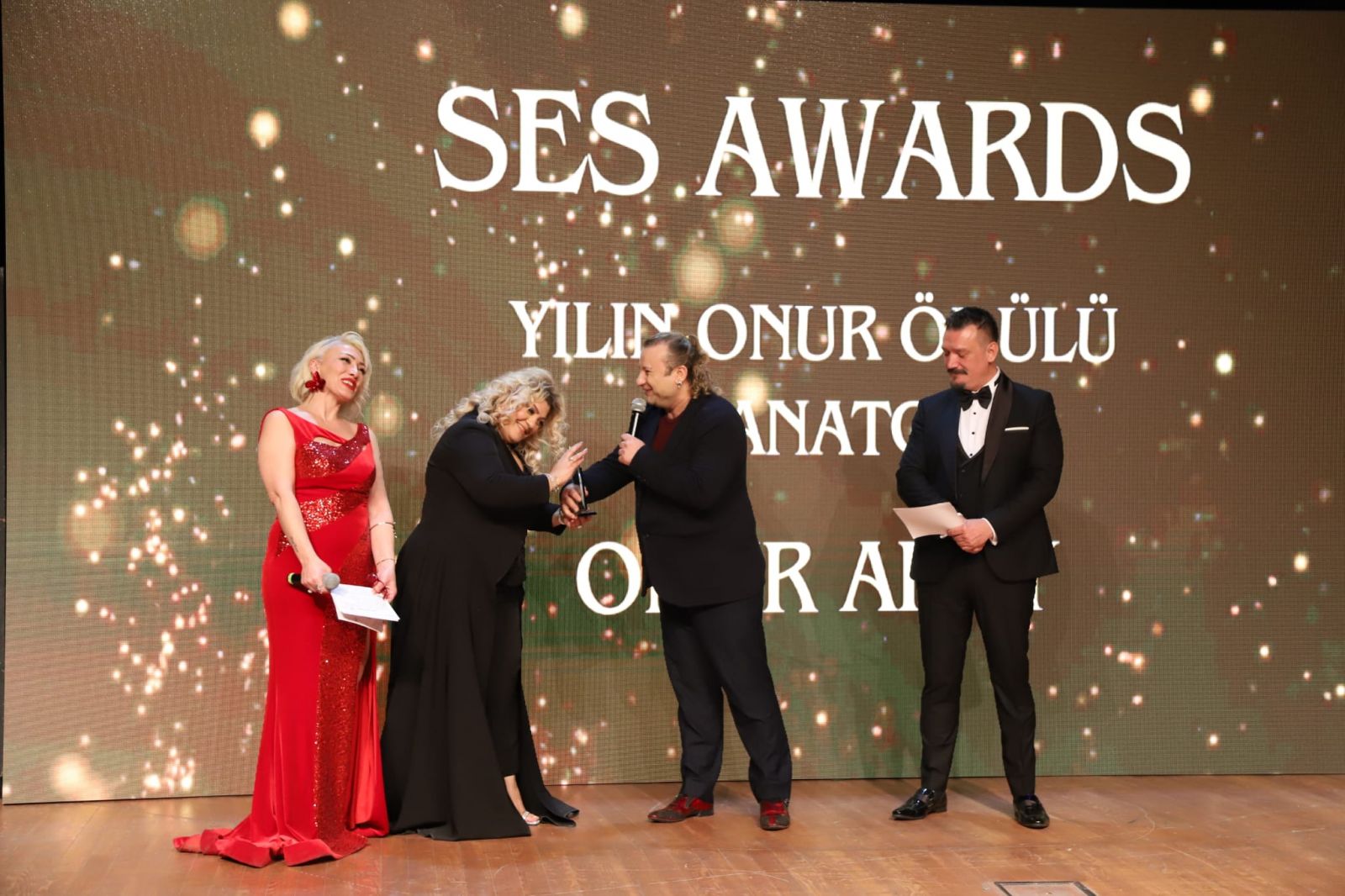 Onur Akay Ses Dergisi nin Kapak Y ld z Oldu Ve Ya am Boyu Onur d l 